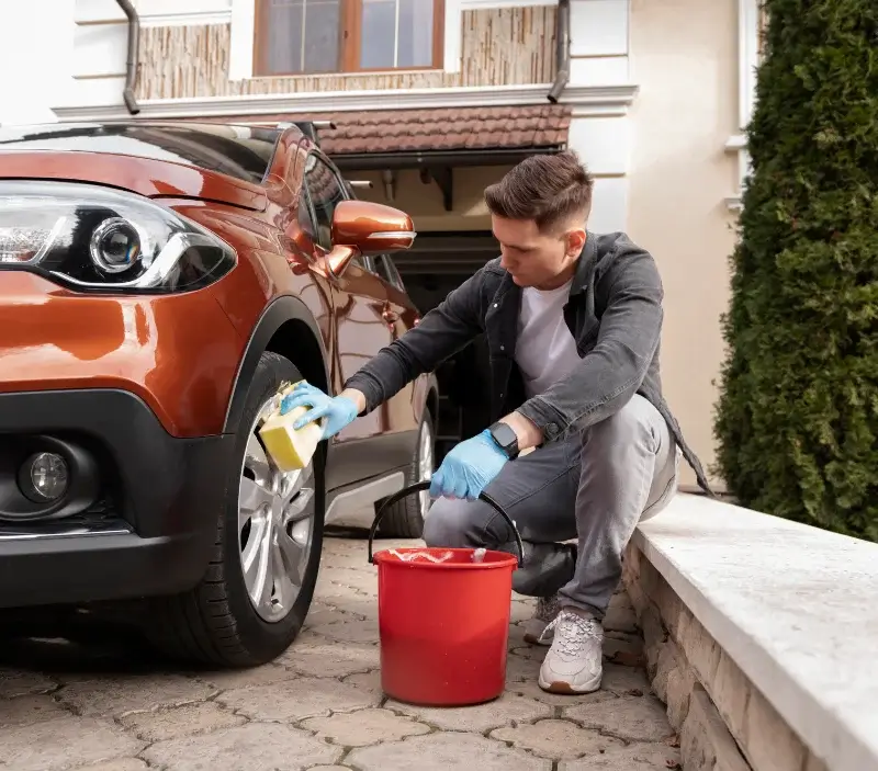 Lavage auto à domicile Frebécourt : professionnel intervenant sur un véhicule